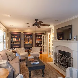 Southern Elegance In Heart Of Memphis